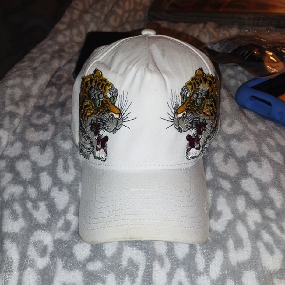 New Era White Cap with Tiger Embroidery - Picture 1 of 5